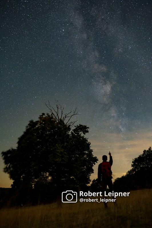 Nächtliche Aufnahme der Milchstraße mit Person
