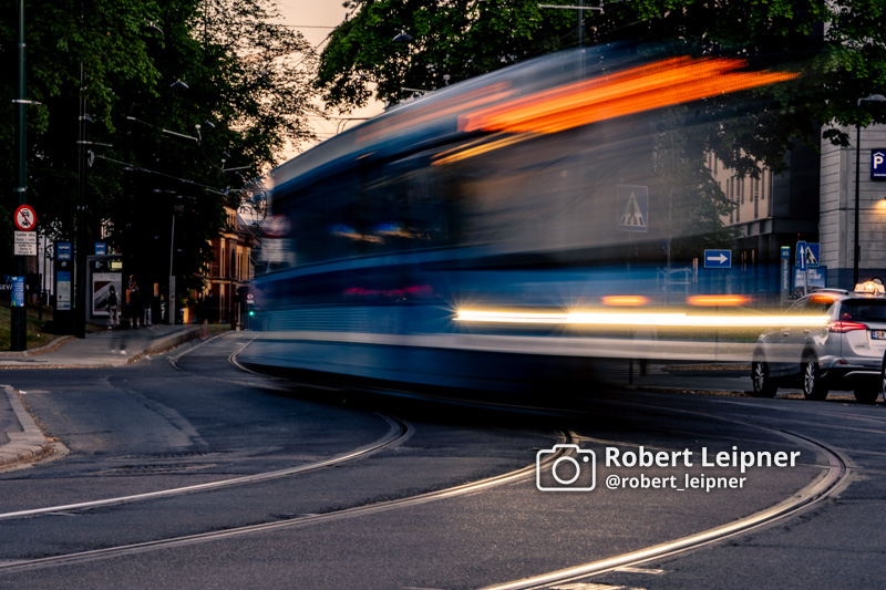Straßenbahn in Oslo bei Nacht mit Lichtspuren