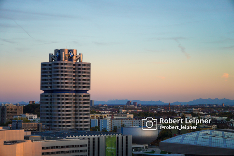 BMW Vierzylinder Turm im Abendrot