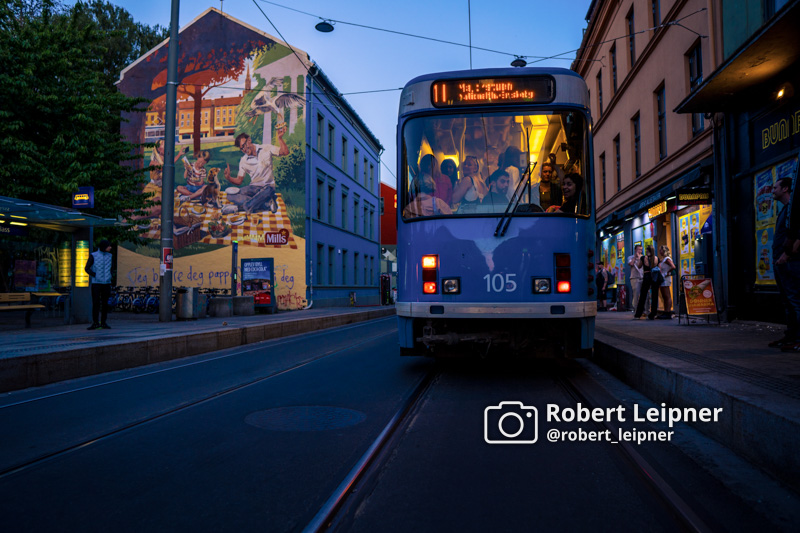 Straßenbahn in Oslo bei Nacht bei Abfahrt mit Personen