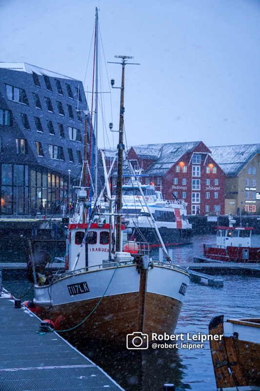 Hafen mit Schiff am Kai