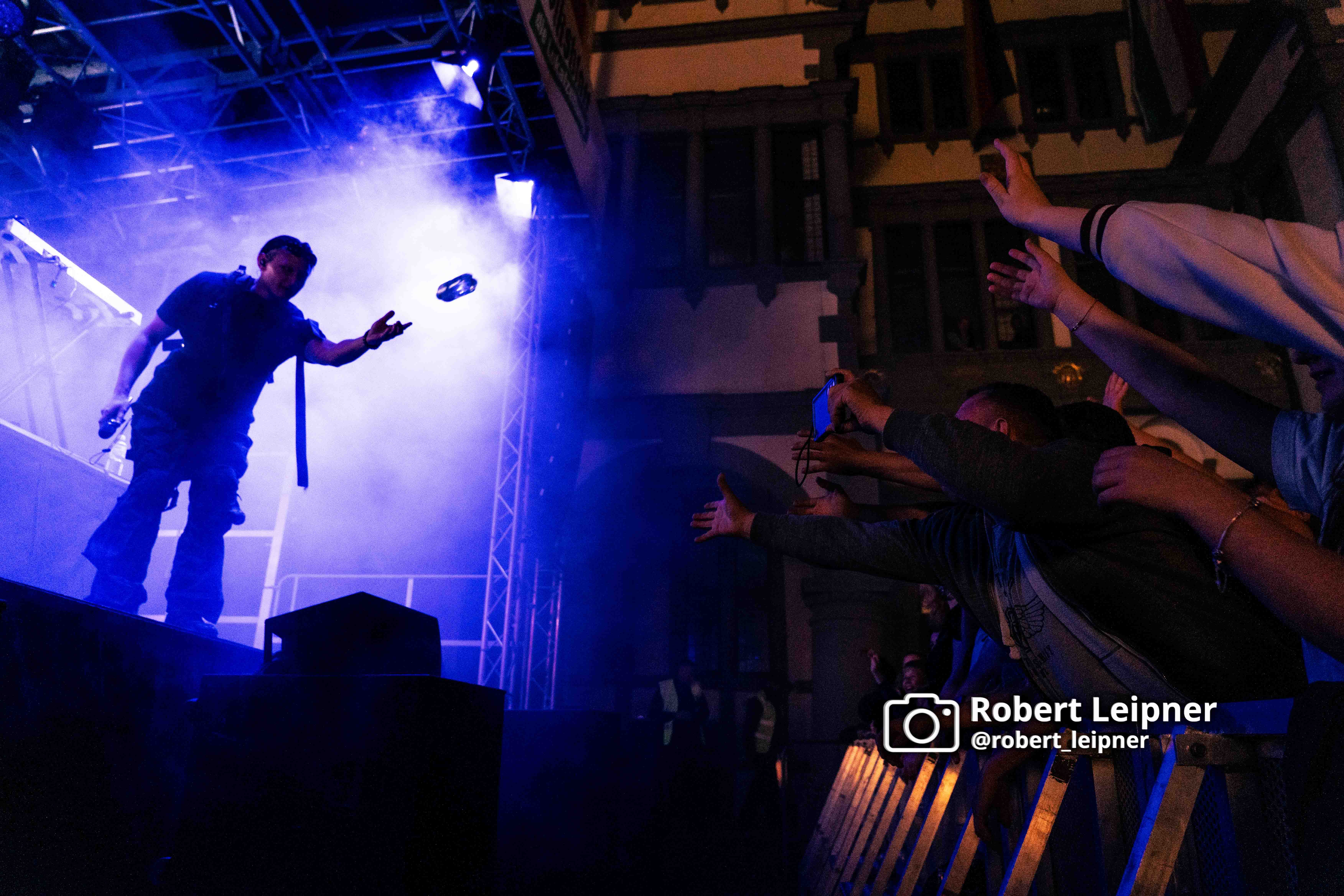 Künstler wirft eine Wasserflasche in die Menge