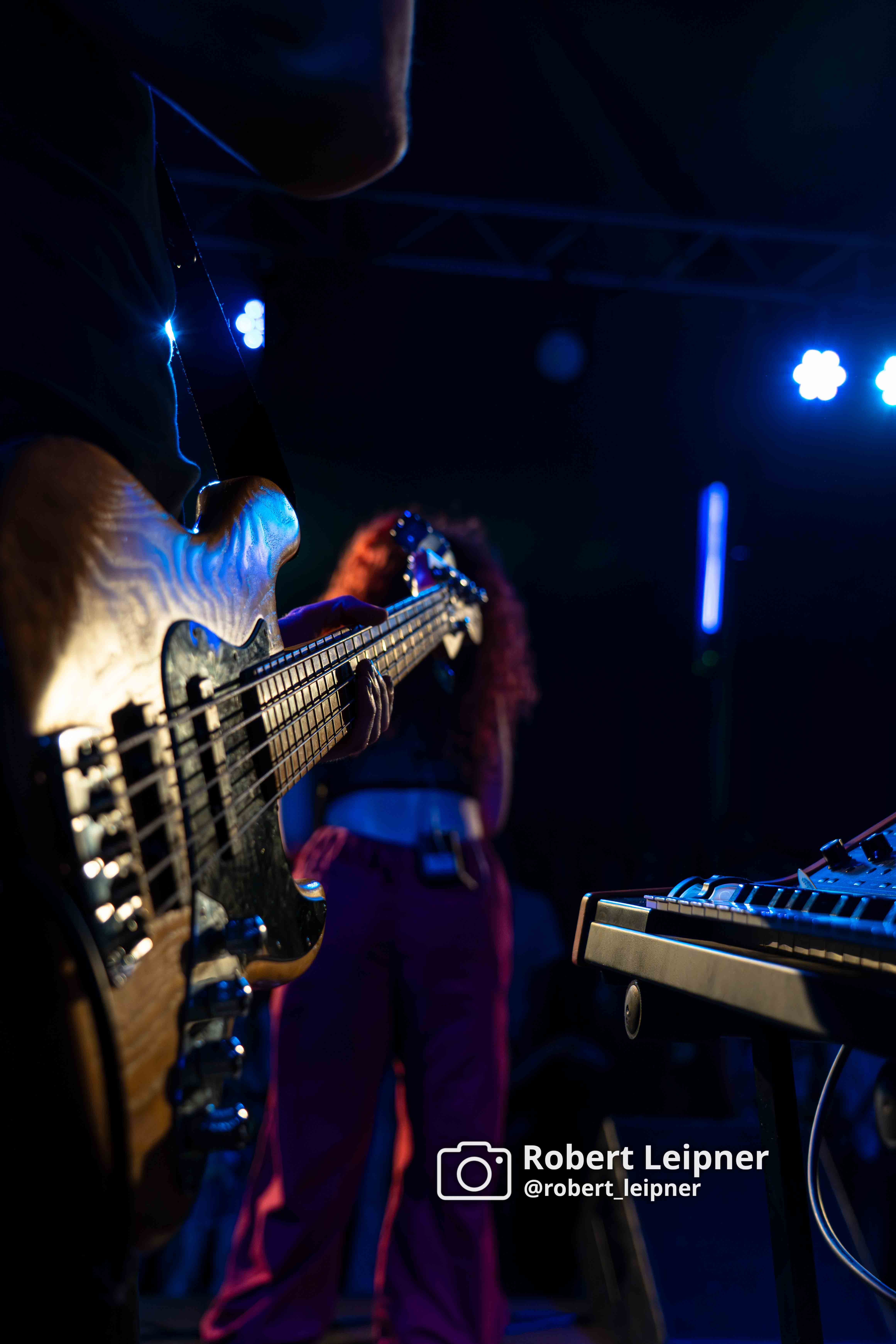 Nahaufnahme einer Gitarre auf einem Konzert