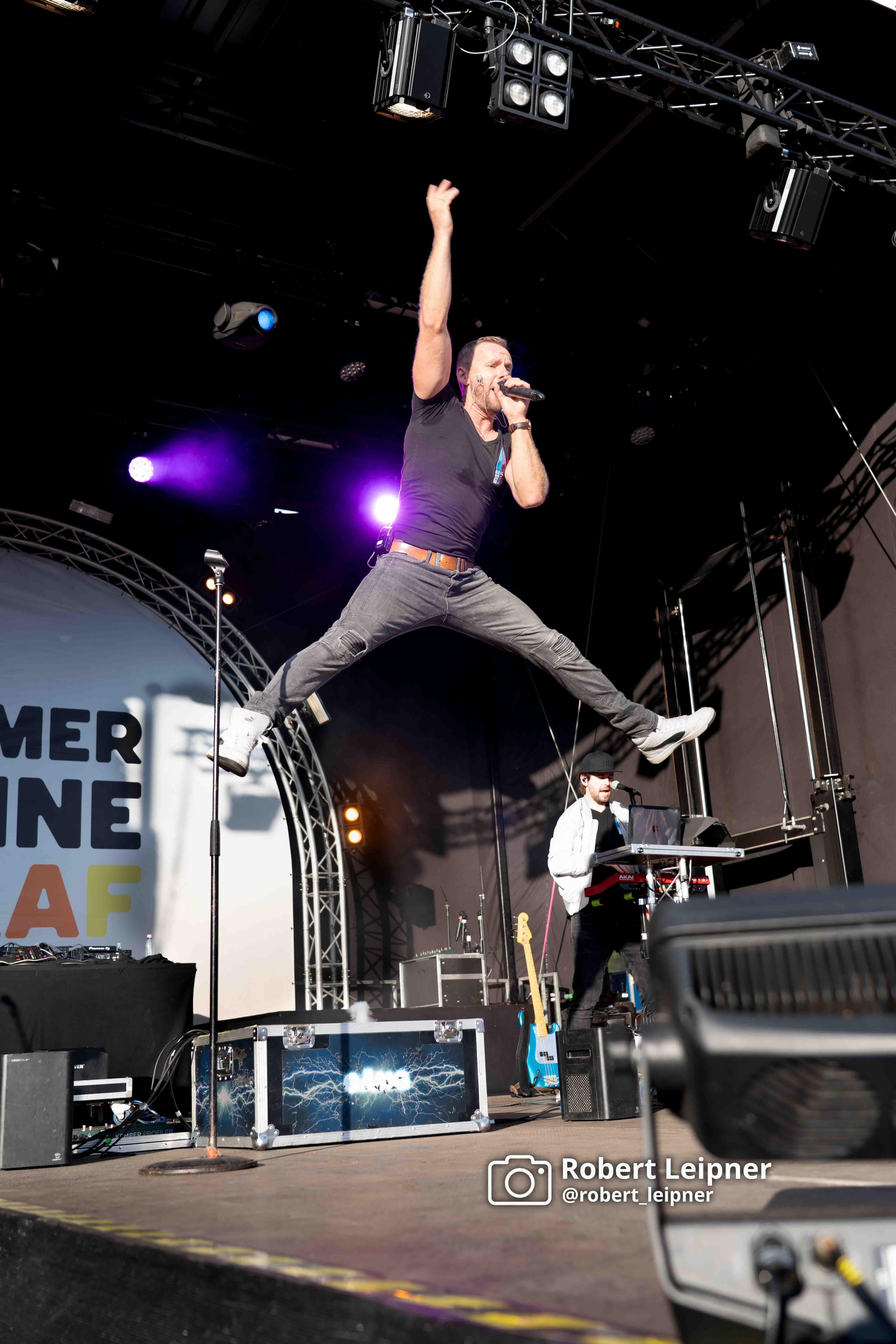 Kuhl un de Gäng mit Sänger mitten im Sprung auf dem Sommer Sonne Alaaf in Schloss Neuhaus