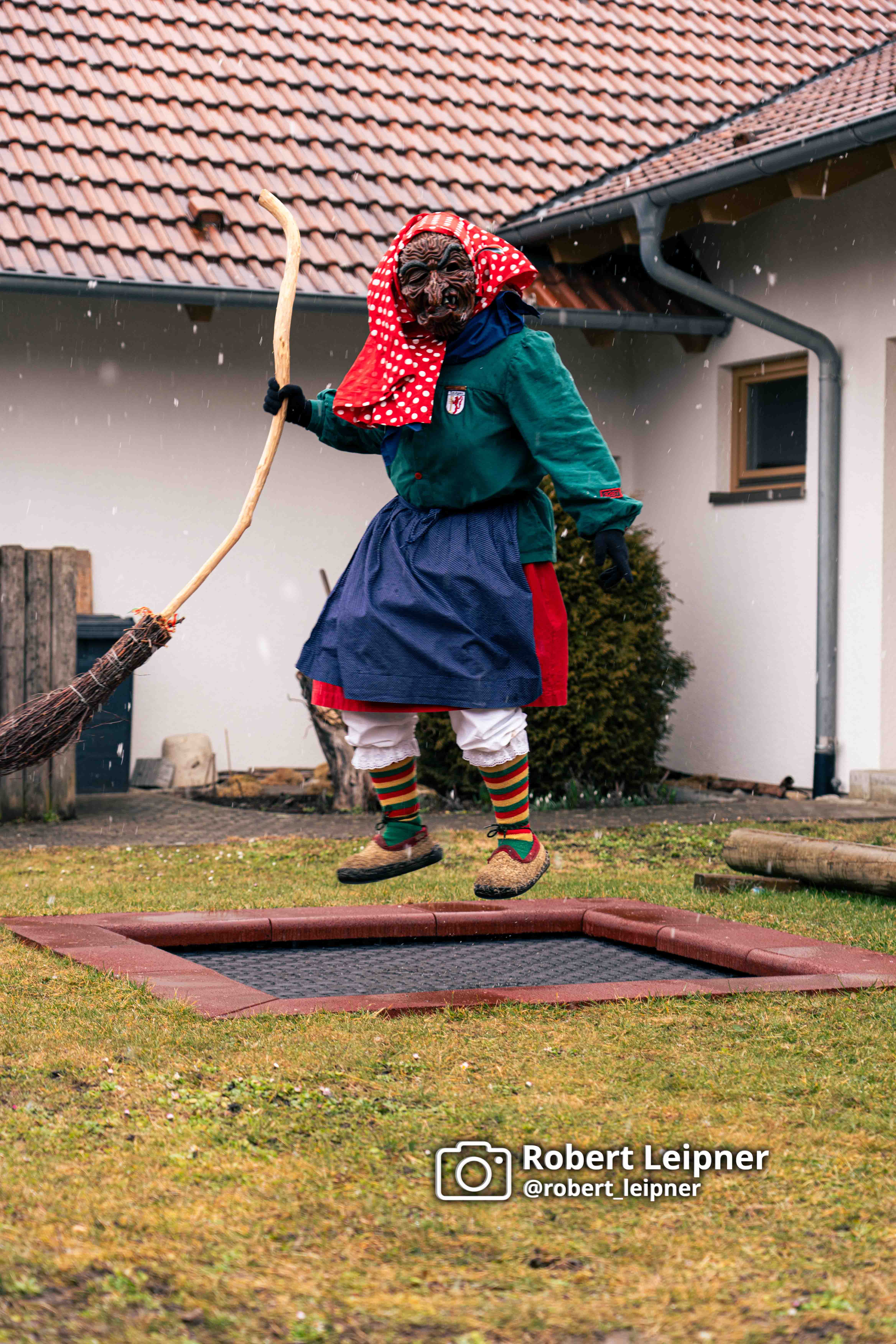 Hexe der Dorauszunft auf dem Trampolin bei der Schülerbefreiung