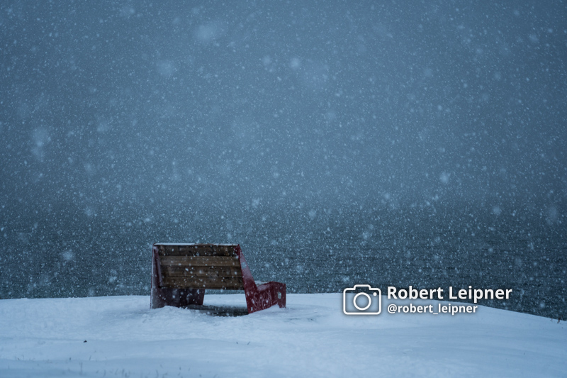 freistehende Bank an der Südspitze von Tromso im Schneegestöber
