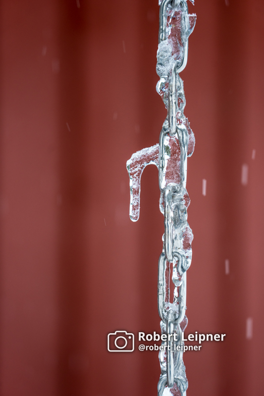 Einzapfen an der Eisenkette im Winter