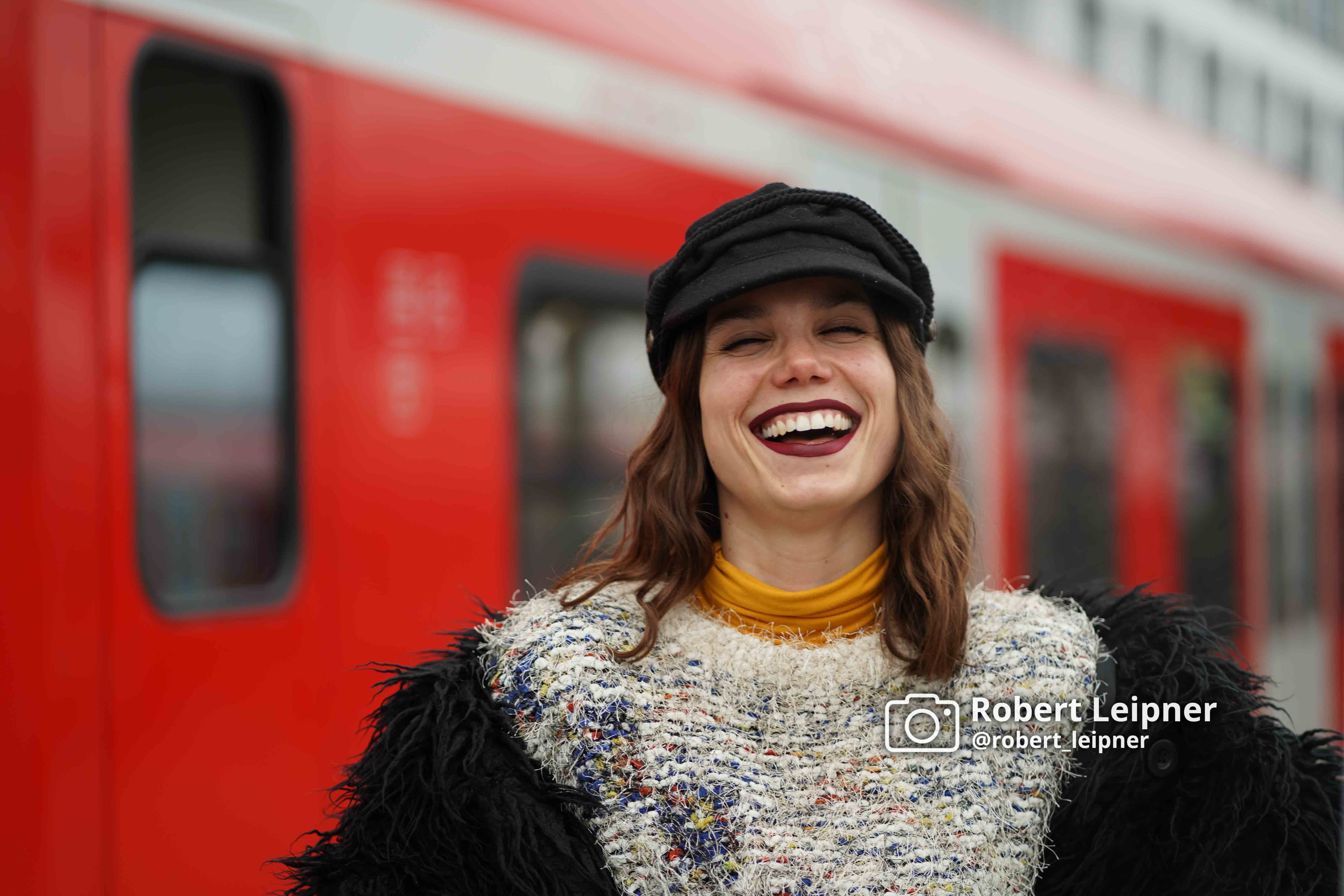 webliches Model in München an einer S-Bahn Station