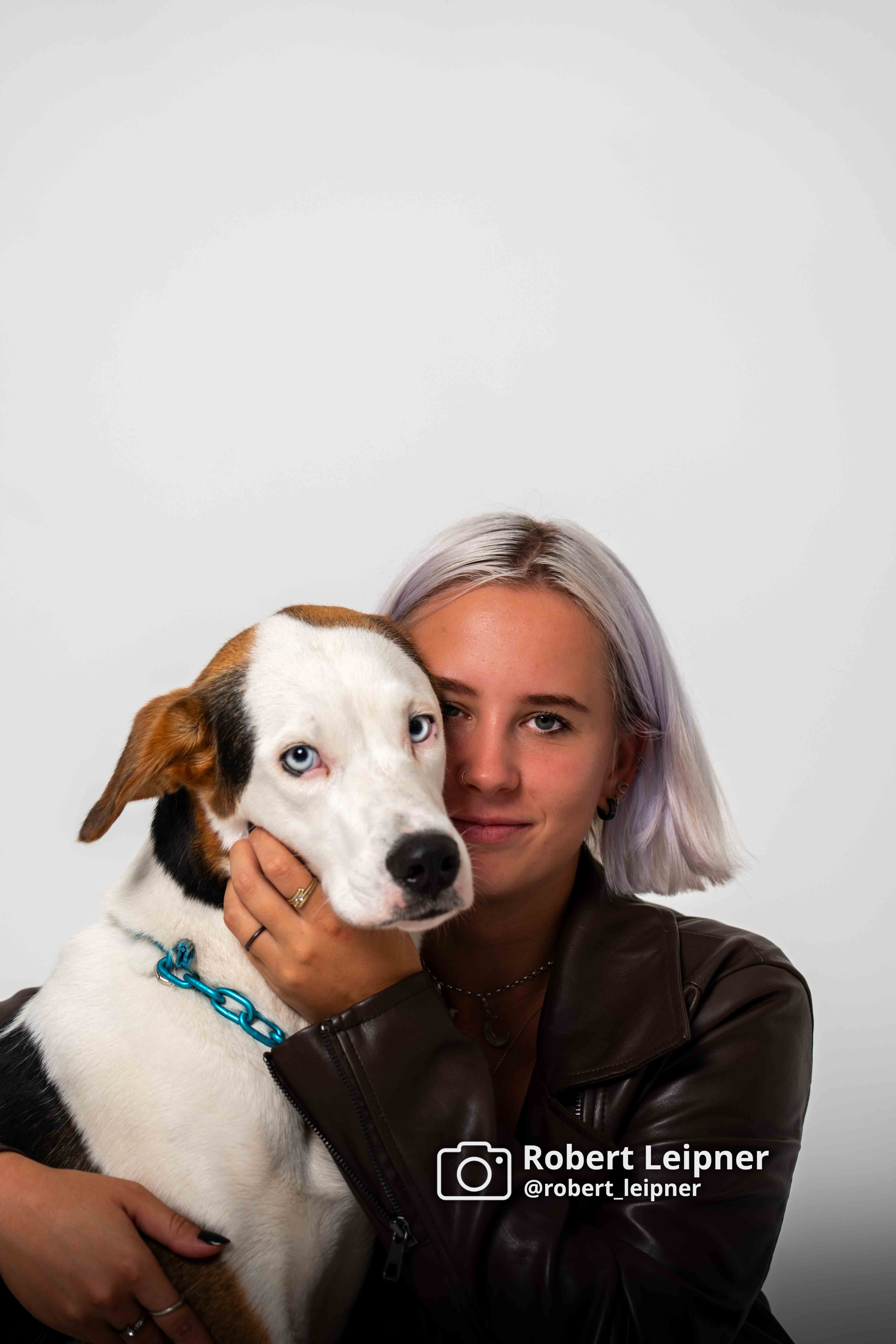 weibliches Model mit Hund im Studio