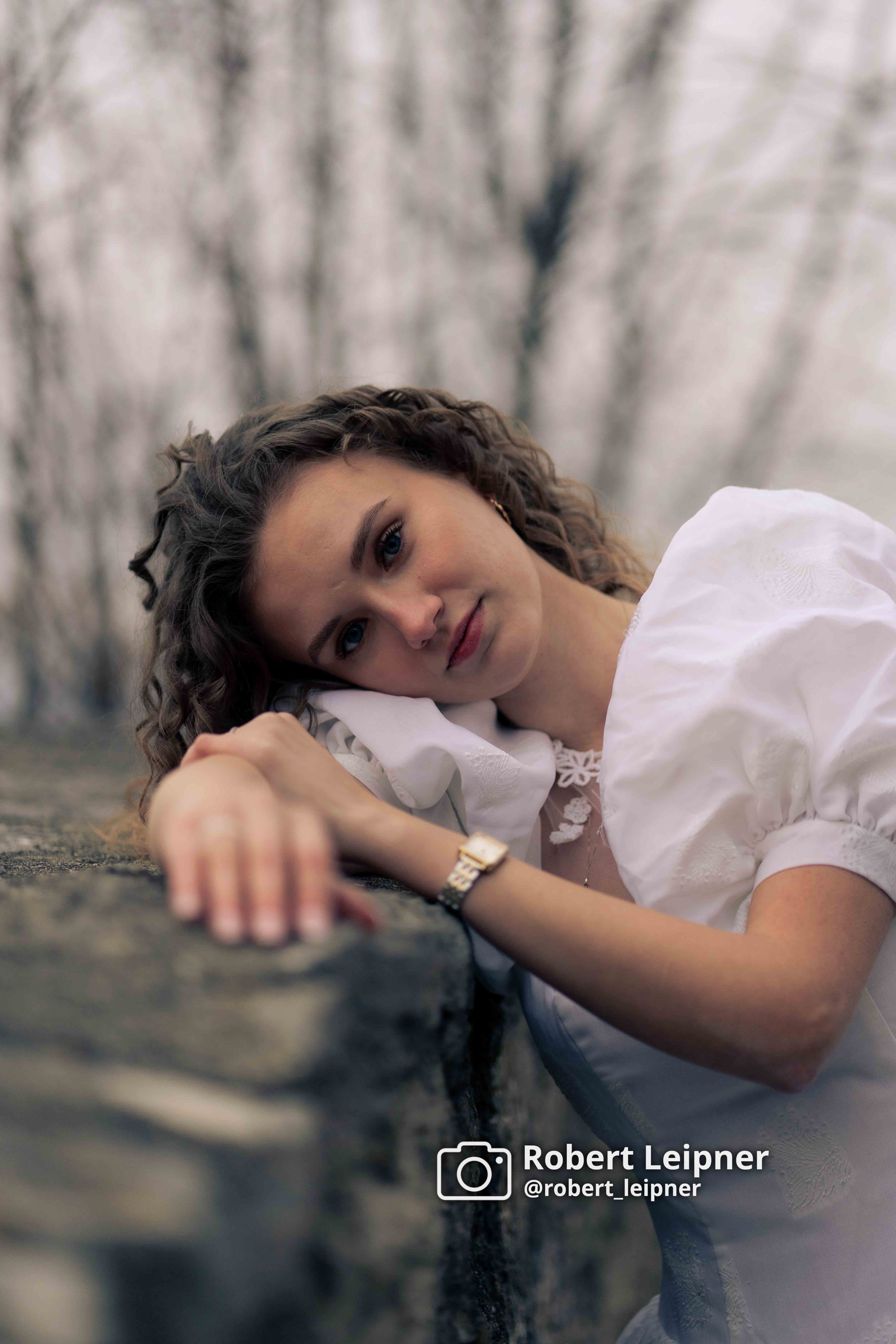 webliches Model im Hochzeitskleid auf einer Burgruine