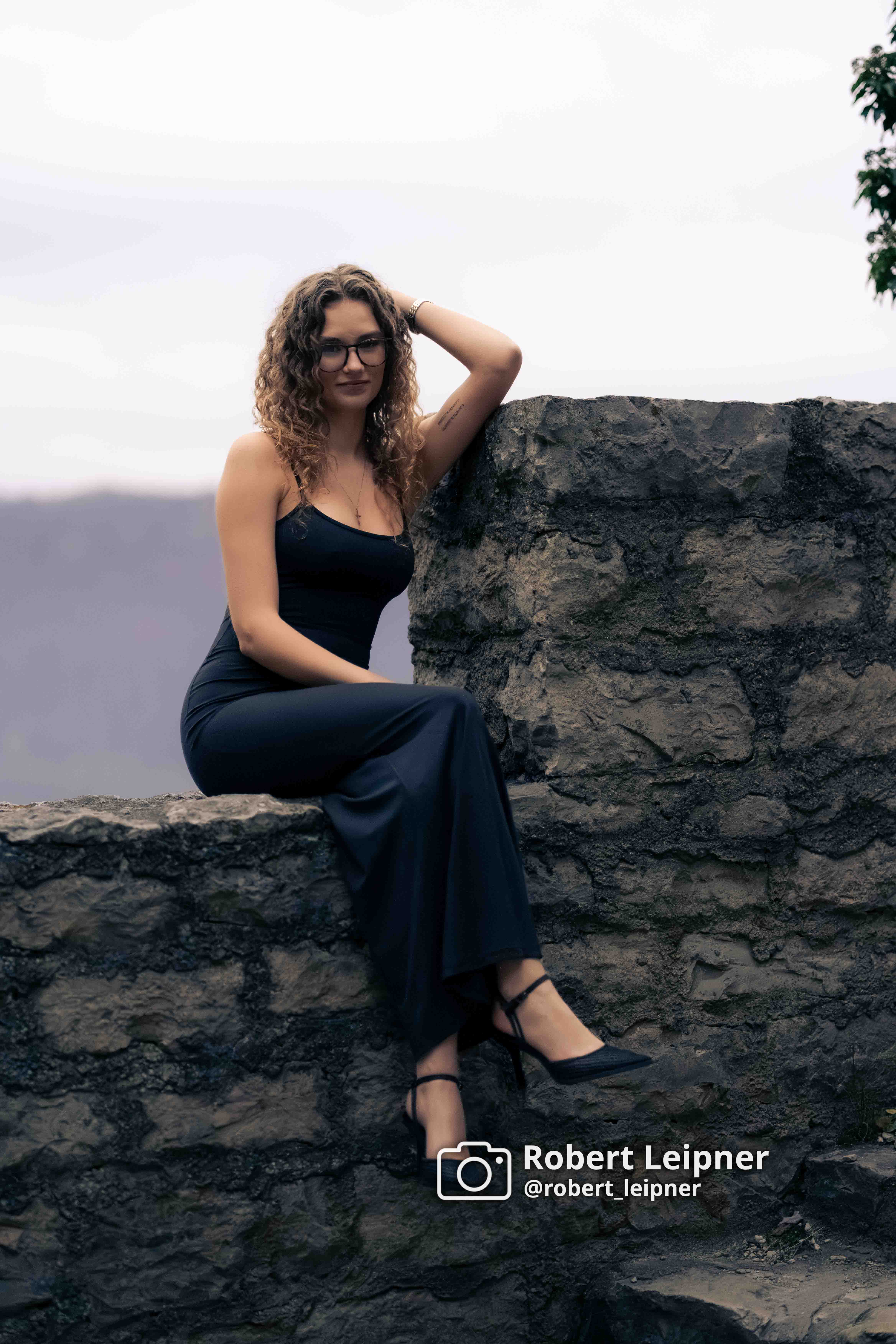 Model auf einer Mauer der Burgruine Reußenstein
