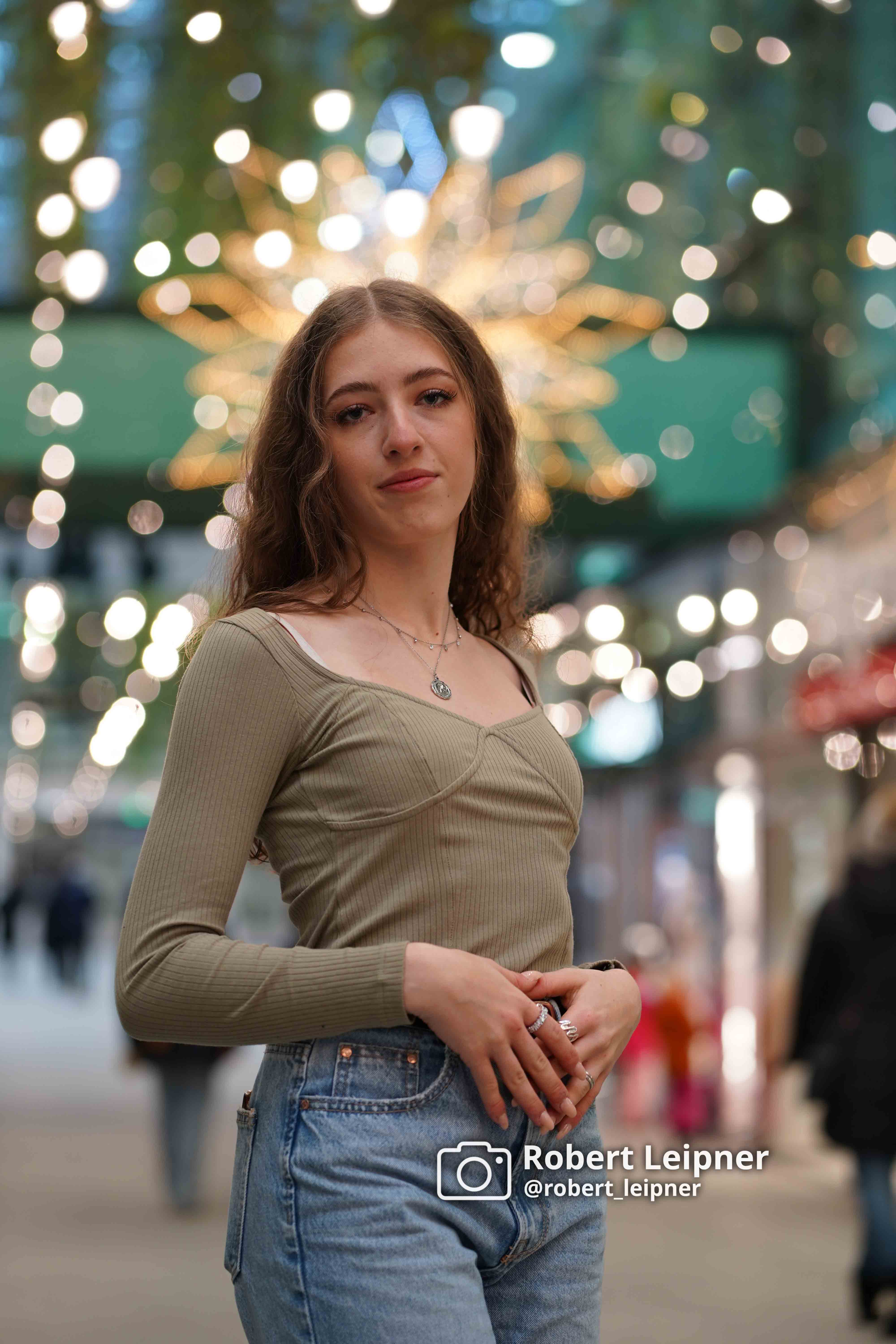 Model in Münchener Einkaufszeile