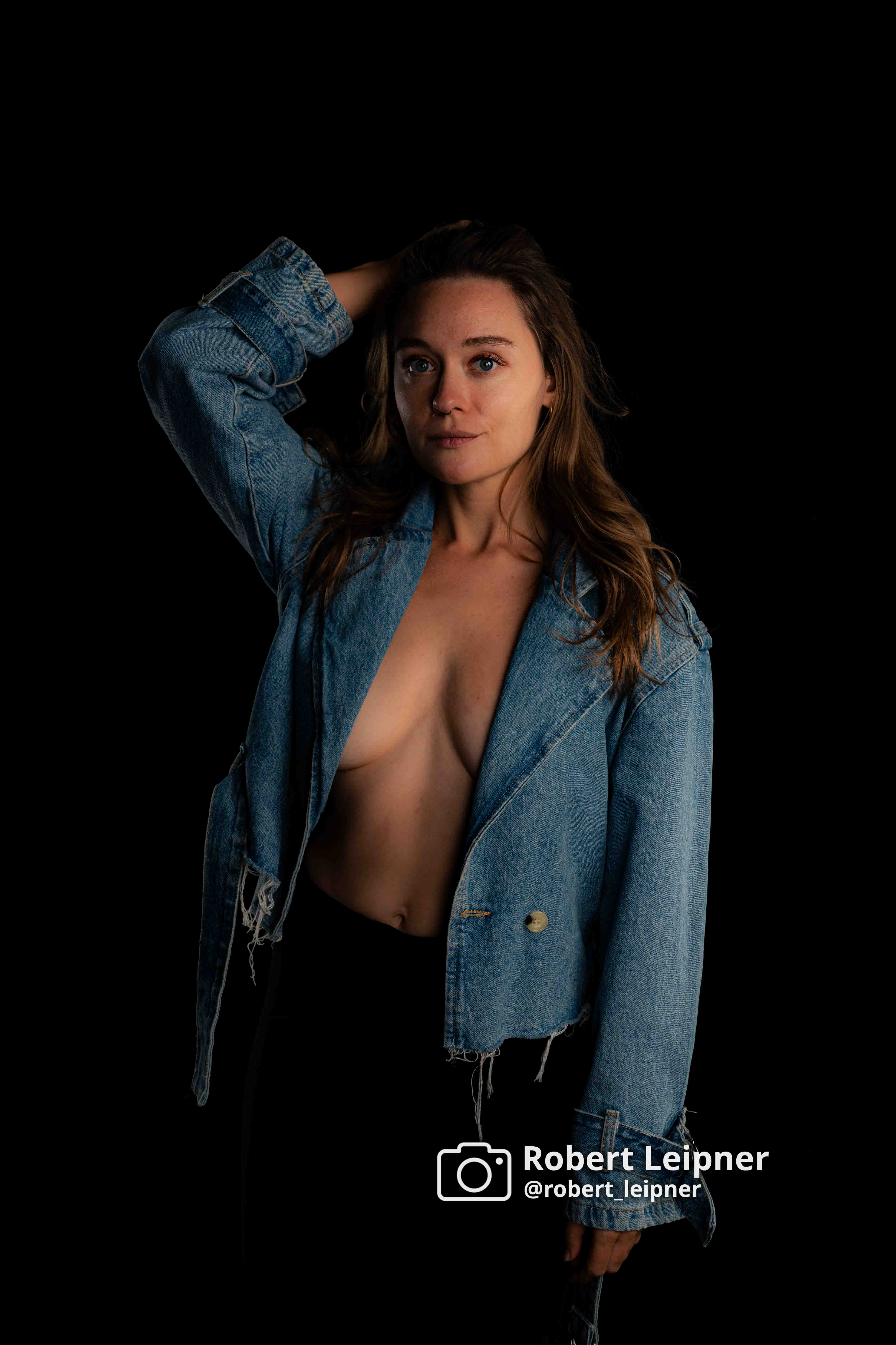 sensual Model in Jeansjacke im Studio