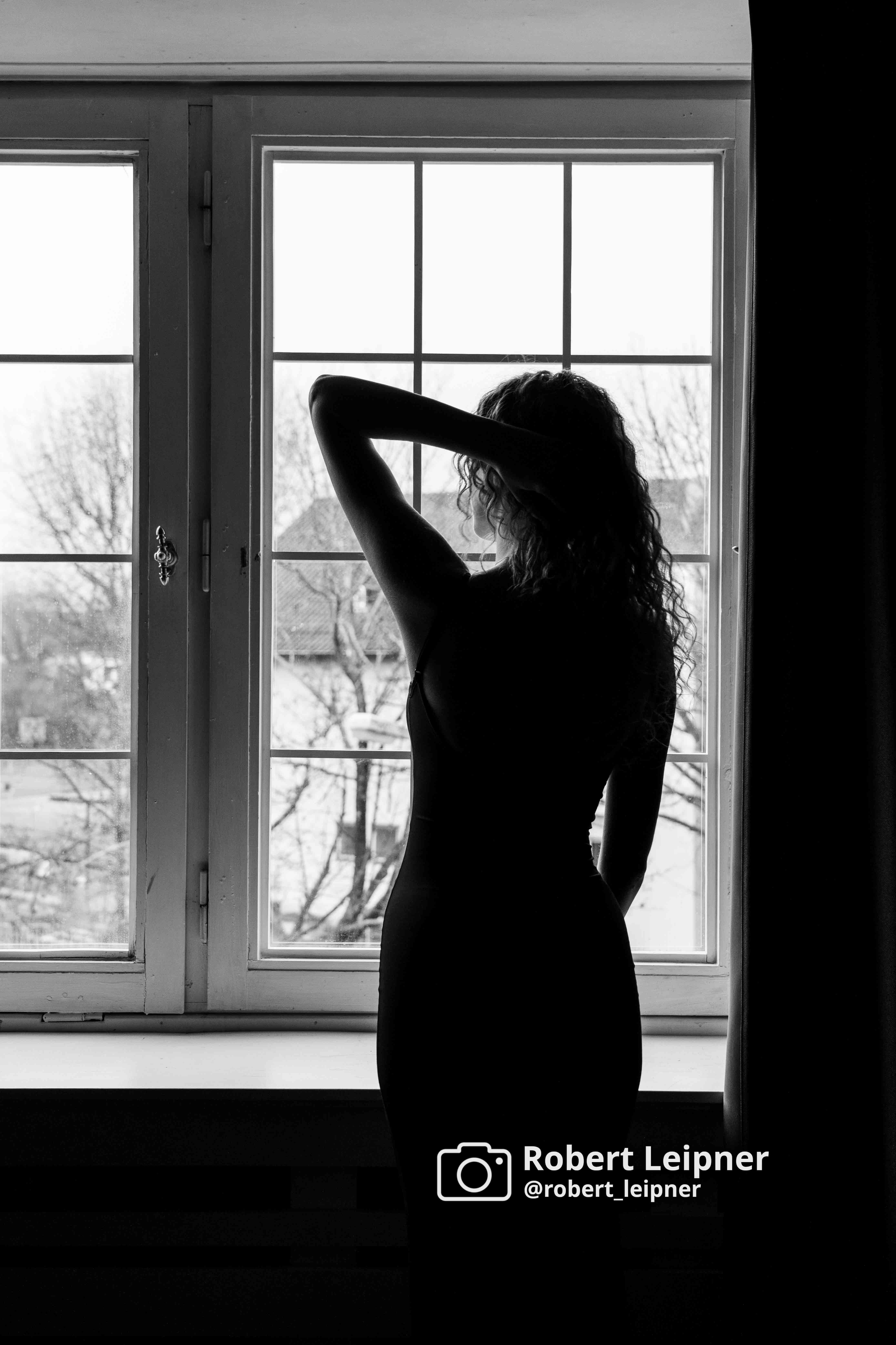 Model am Fenster in schwarzweiß