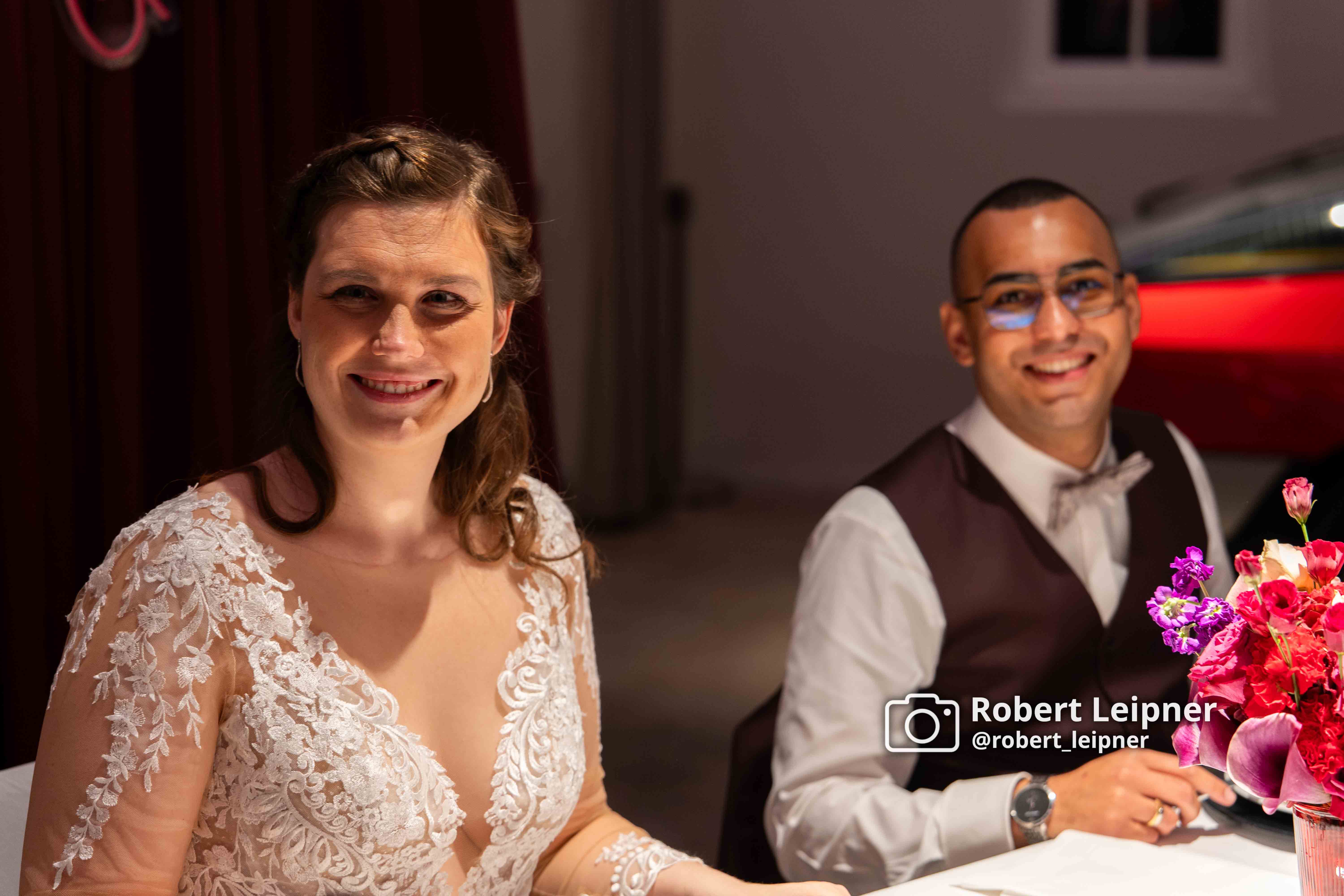 Hochzeitspaar am Tisch