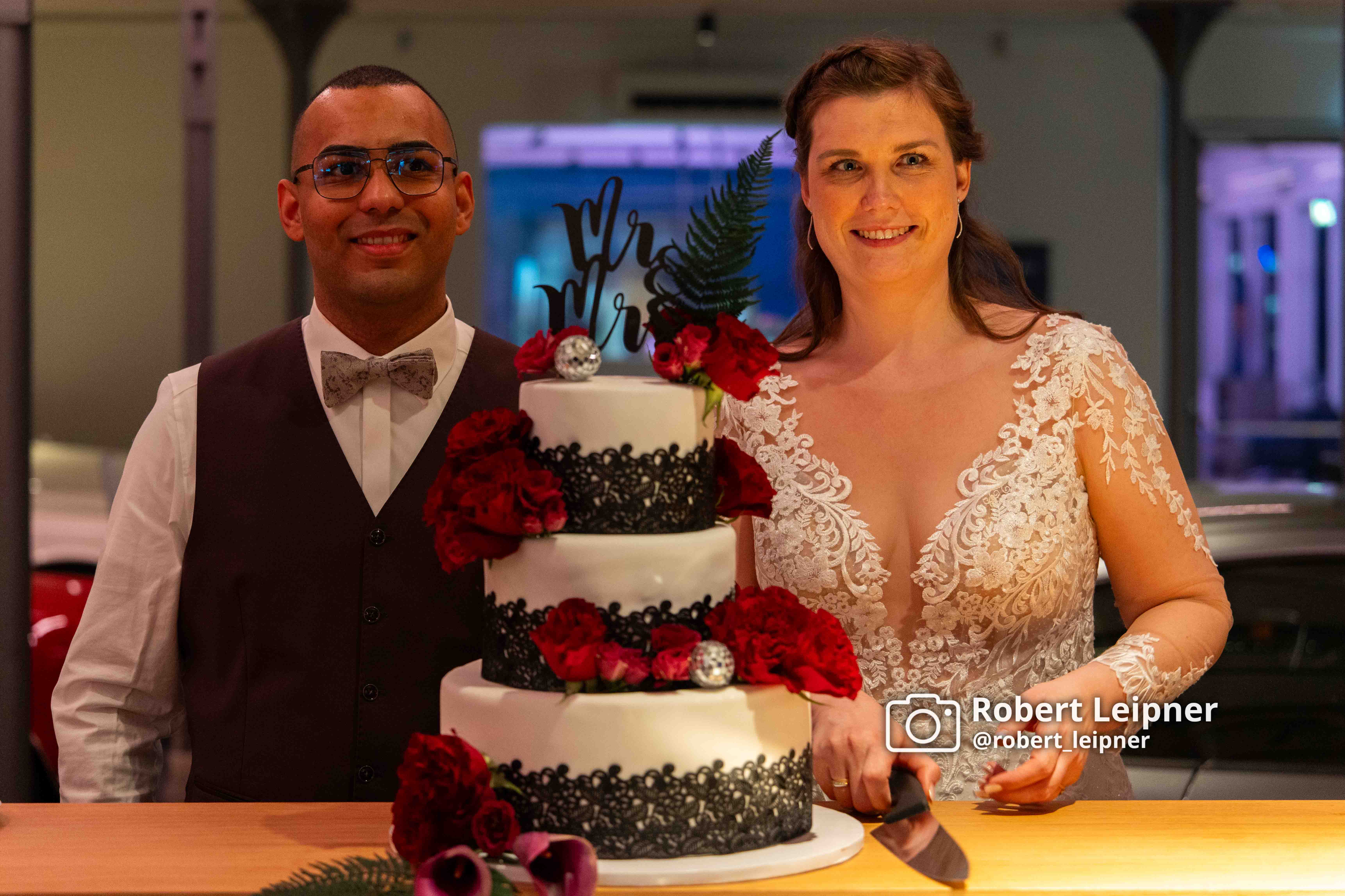 Hochzeitspaar mit Hochzeitstorte