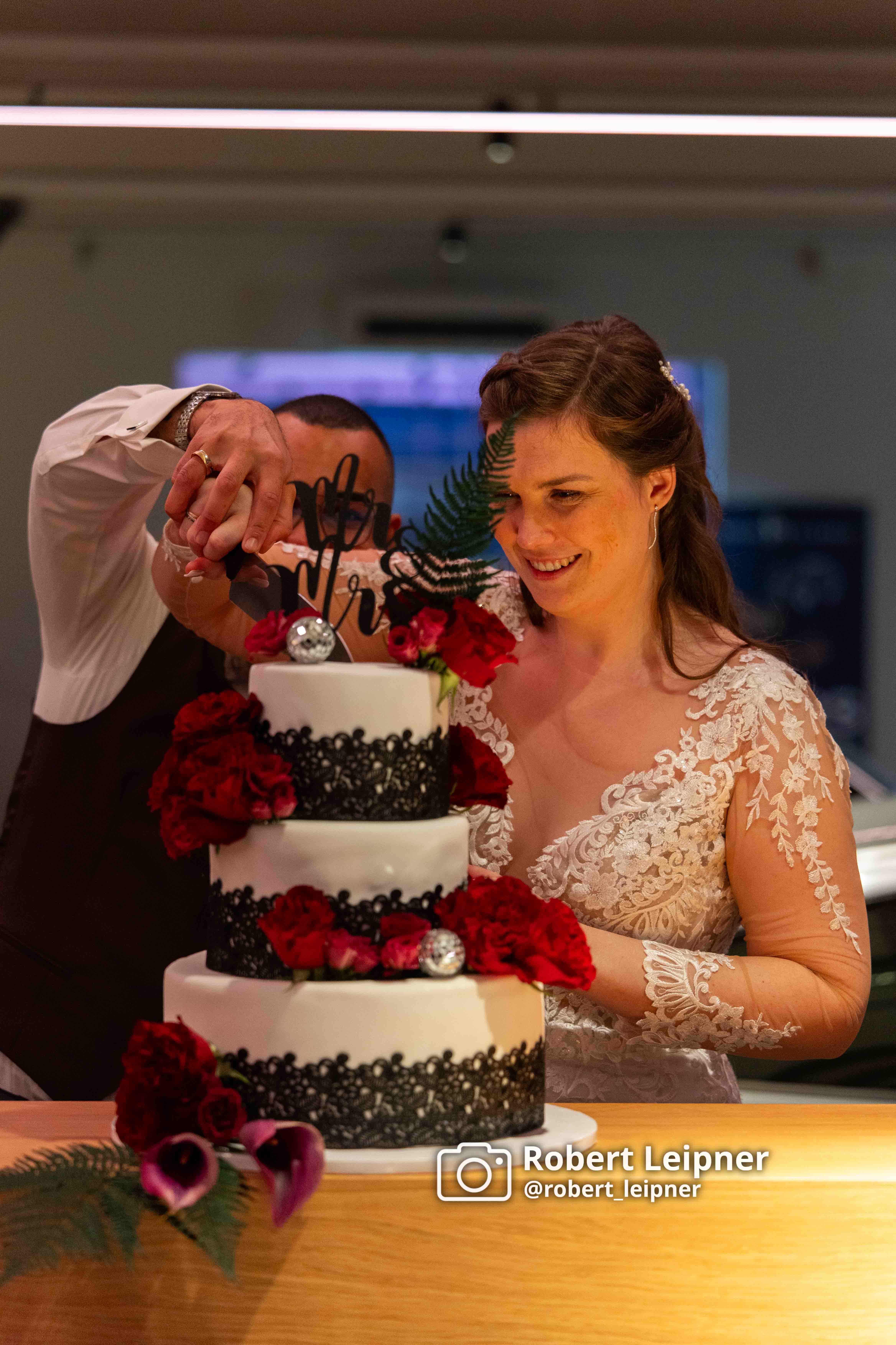 Anschnitt der Hochzeitstorte durch das Brautpaar