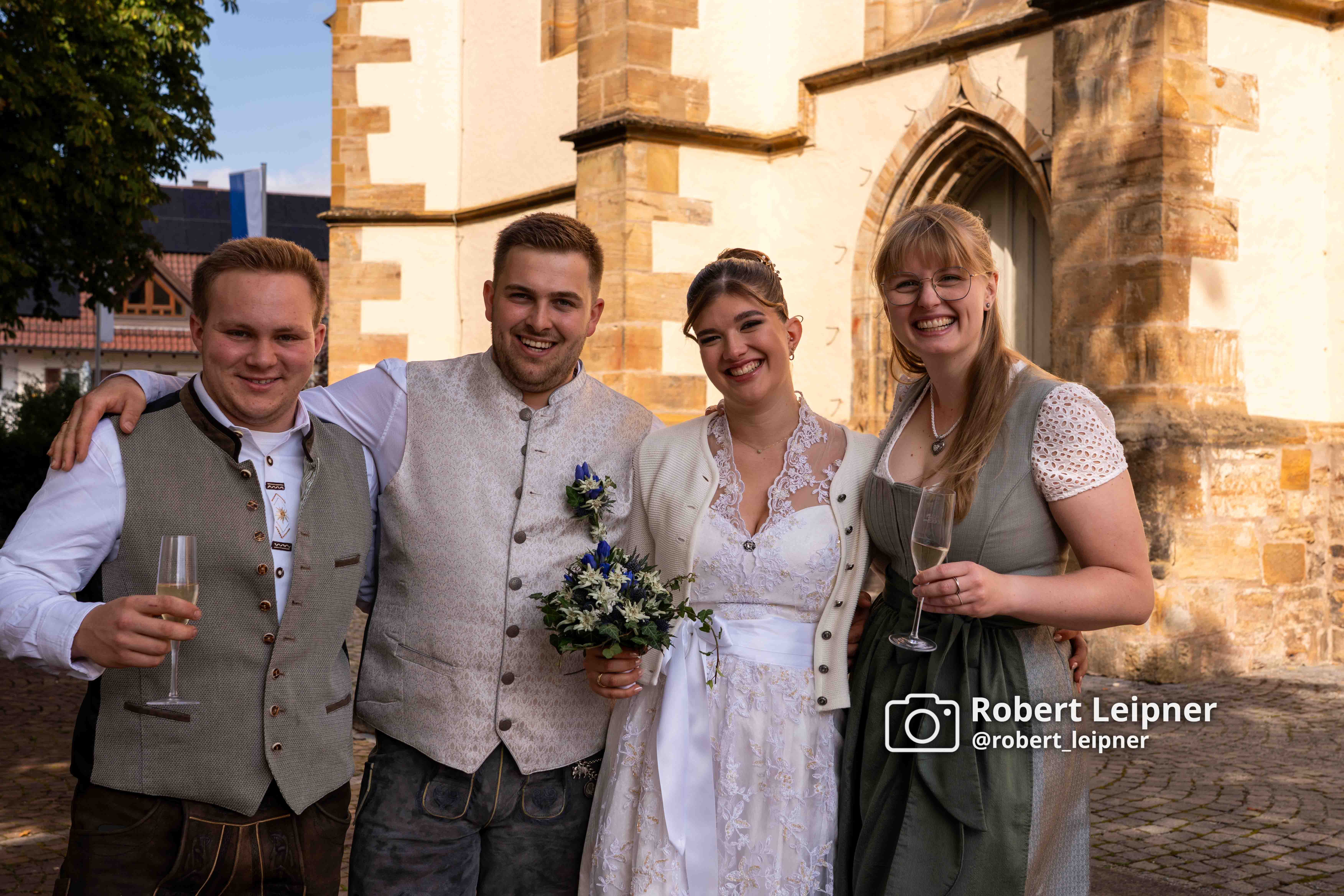 Brautpaar mit Trauzeugen vor der Kirche