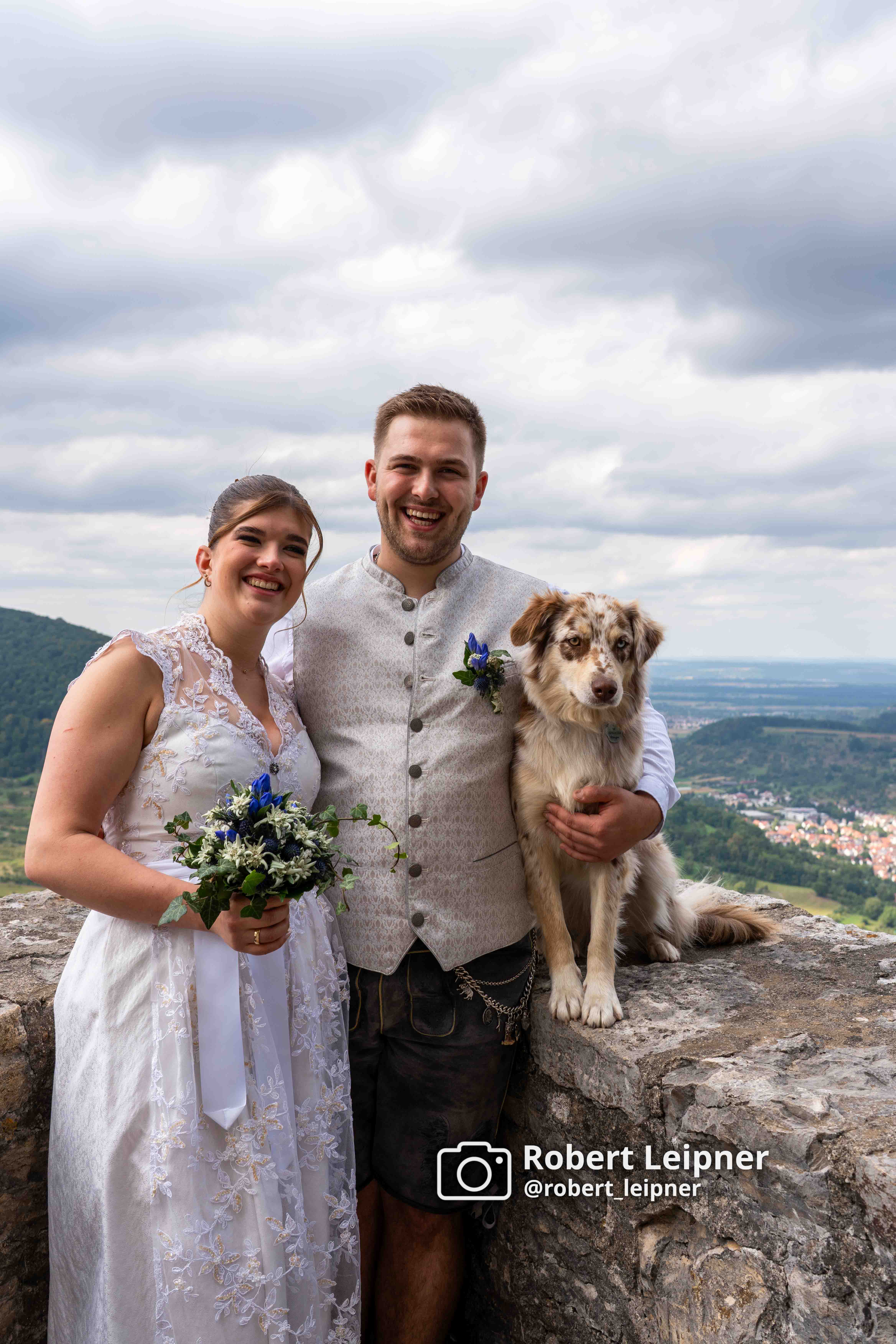 Das Brautpaar mit Hund auf der Burgruine Reußenstein