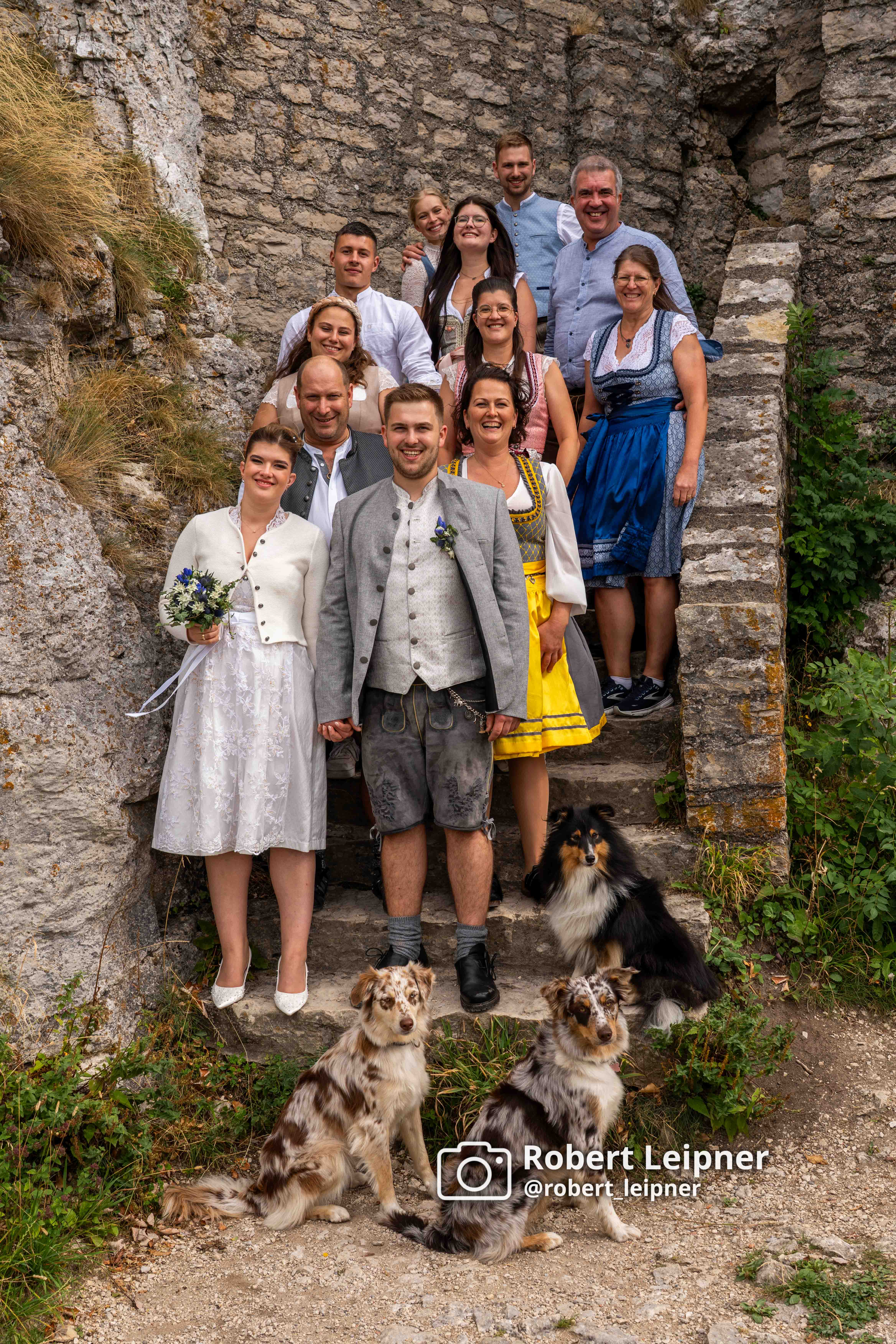 Gruppenfoto der Hochzeitsgemeinde nach der standesamtlichen Trauung auf der Burgruine Reußenstein bei Weilheim