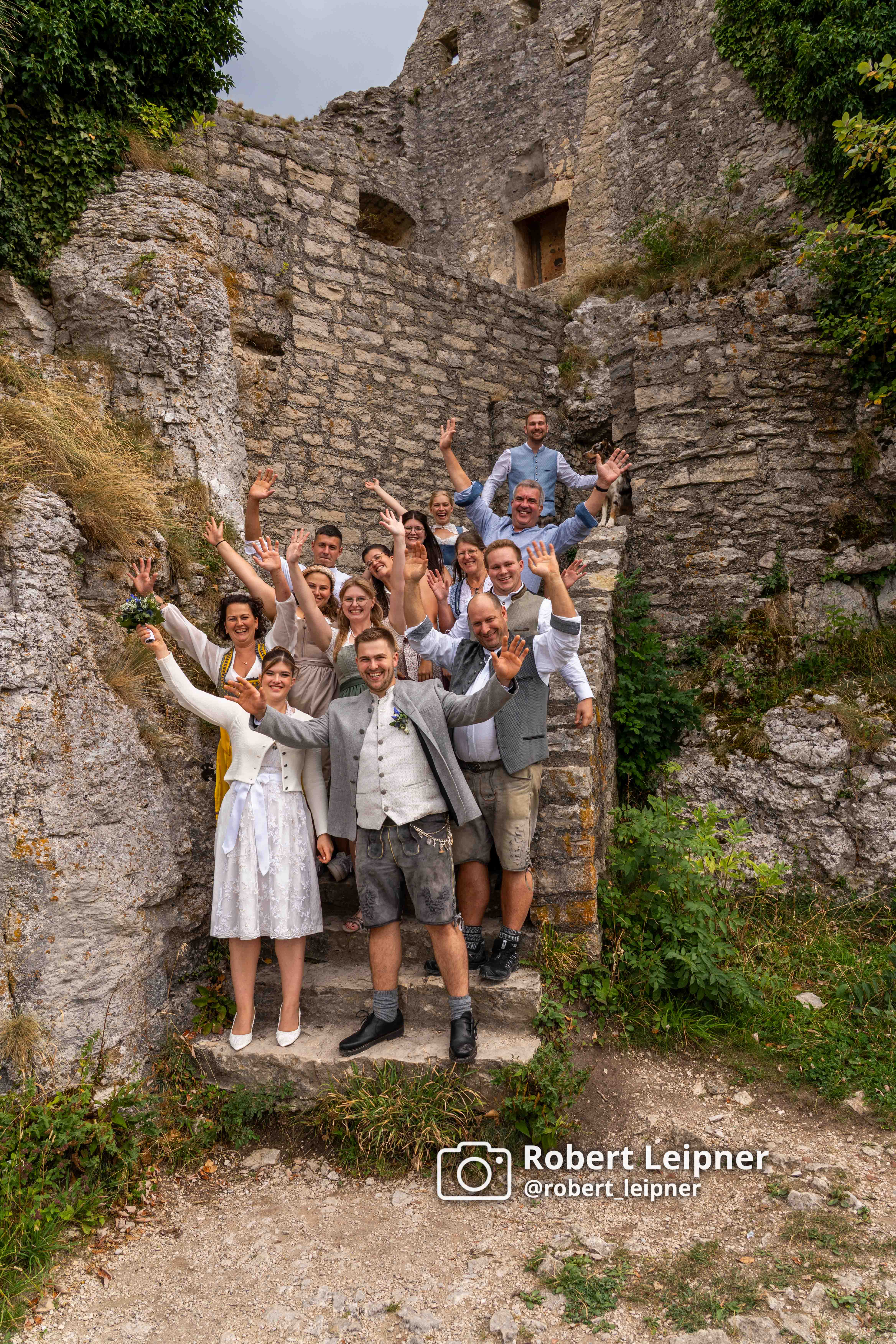Gruppenfoto der jubelnden Hochzeitsgemeinde nach der standesamtlichen Trauung auf der Burgruine Reußenstein bei Weilheim