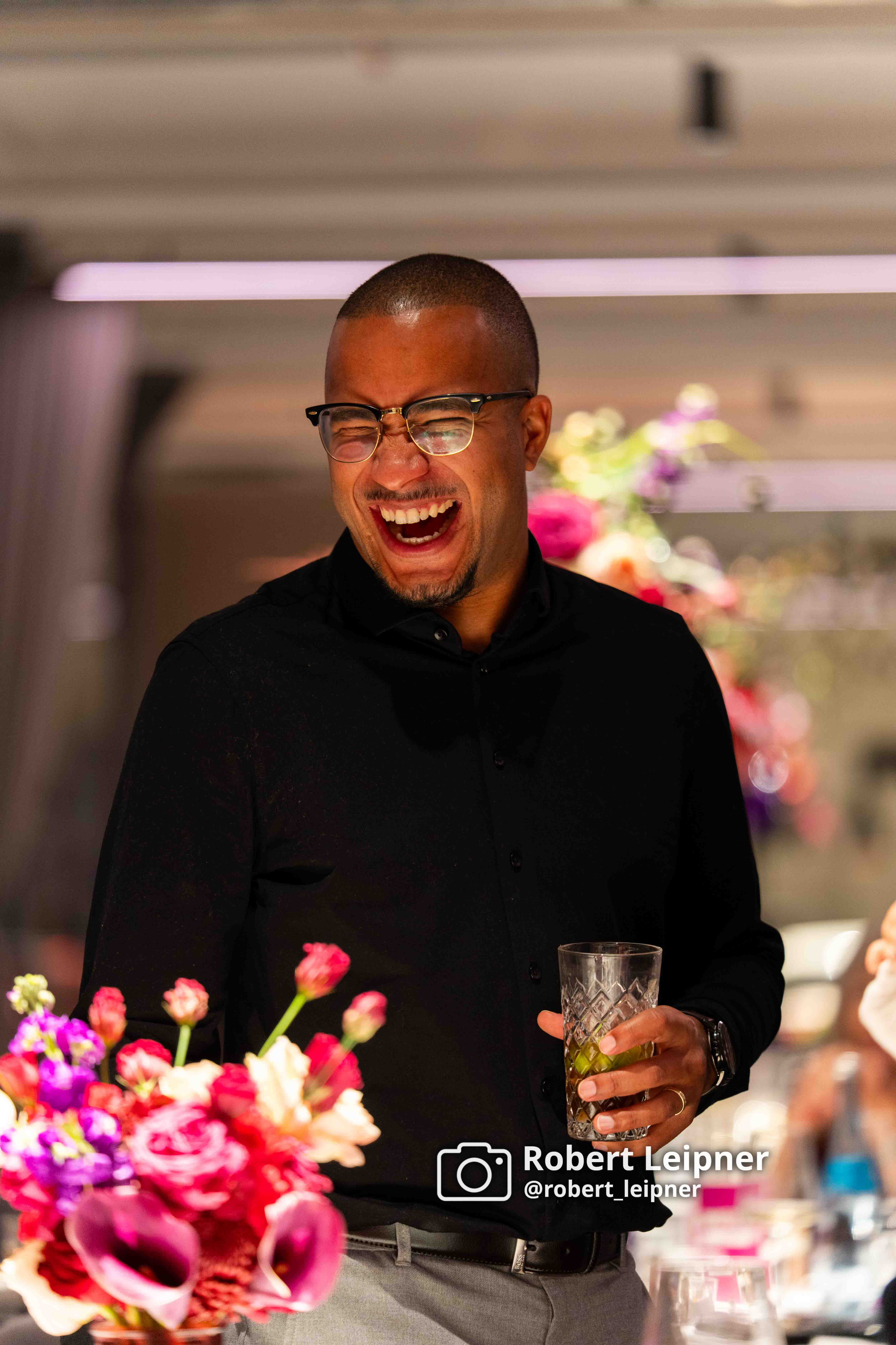 gute Laune des Gasts auf der Hochzeitsparty