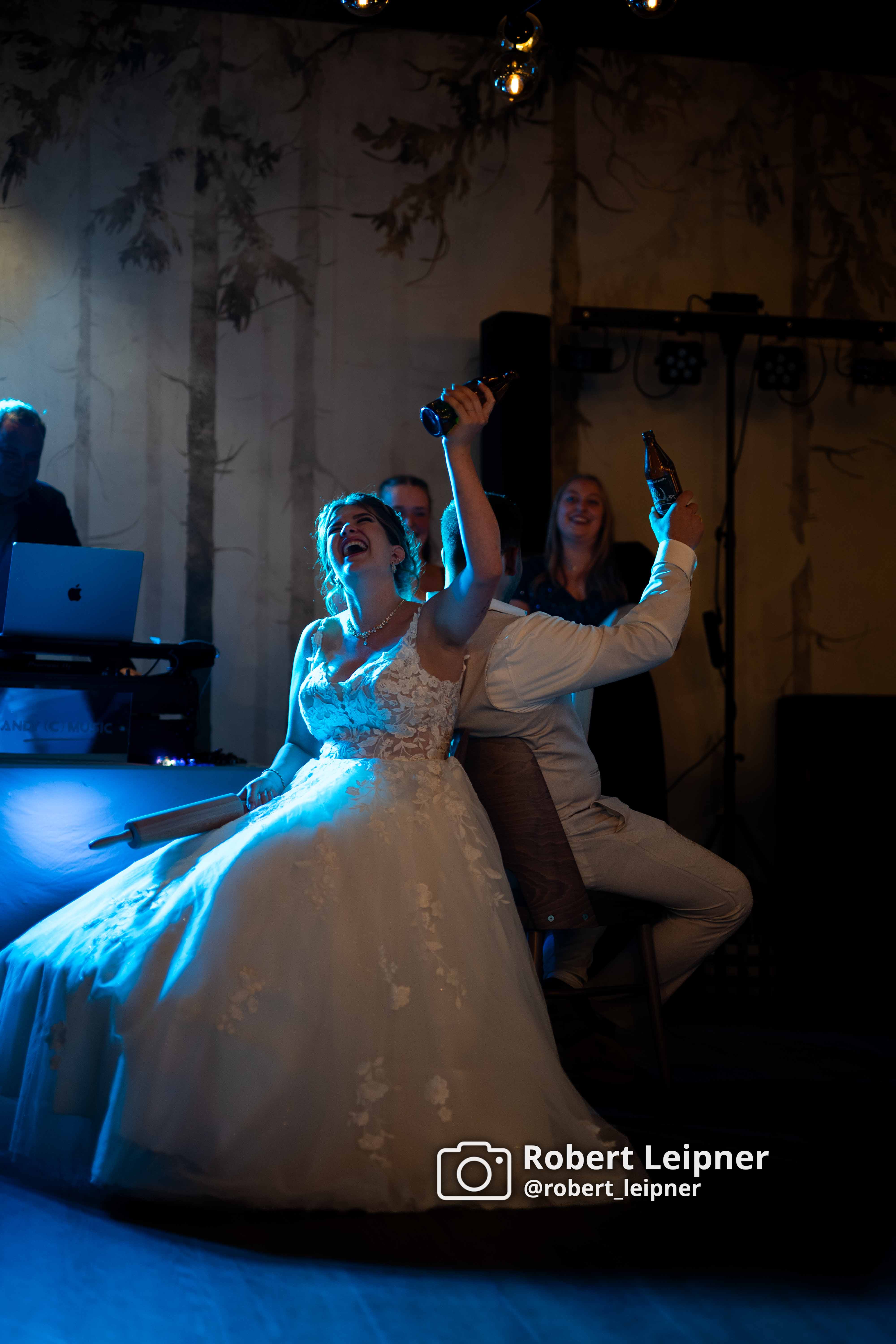 Brautpaar bei Spielen von Freunden auf der Hochzeitsfeier