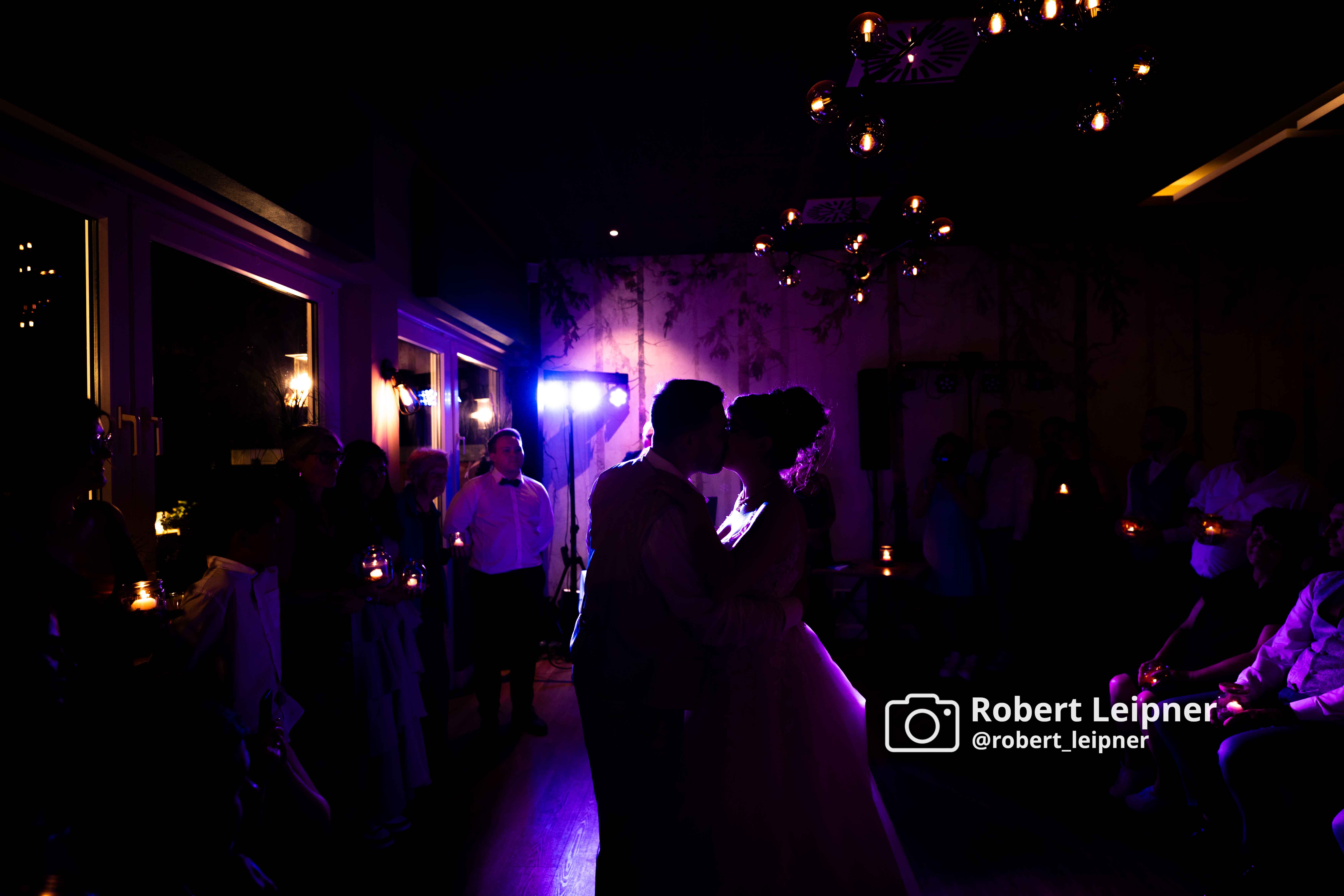 gefühlvoller Tanz des Prautpaars auf der Hochzeitsfeier